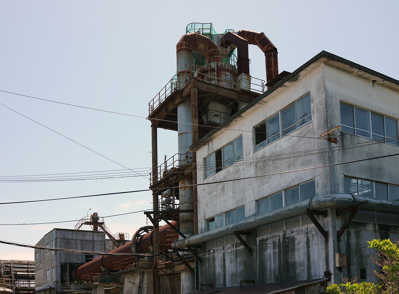 廃墟となりつつある古い工場